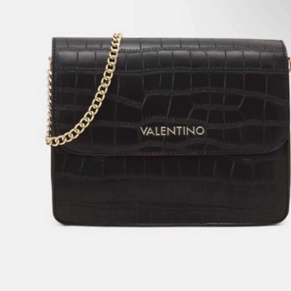 Jag säljer min svarta valentino väska!🖤Den är helt äkta o superfin men jag säljer den pga att den tyvärr inte kommer till användning:( skriv till mig så kan vi komma överens om ett bra pris tillsammans❤️. Väskor.