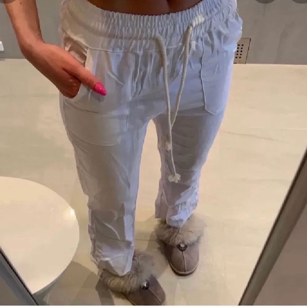 Lägger upp igen pga oseriös köpare. säljer mina linnebyxor från byanastasia (använda 2 ggr) stl m (passar mig som har 34-36 i zzara jeans) hör av er vid frågor!🥰lpnade bilder. Jeans & Byxor.