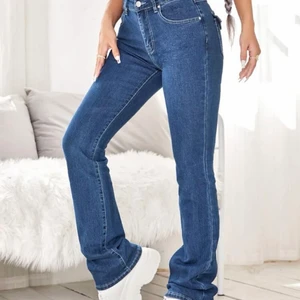 Jeans - säljer dessa jeansen från shein då de ej har kommit till så mycket användning. Endast använda en gång. Knappen där fram är lite lös men den funkar fortfarande precis som vanligt. Lite mjukare än vanligt jeans material. Passar bra på mig som är 161
