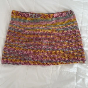 virkad kjol - kjol som jag virkat själv! finns att beställa i valfria färger, bara begränsat av vilka garn jag hittar. skicka bara midjemått och ungefär hur lång du vill ha den💕 (obs, tar ca 1-2 veckor att virka kjolen)