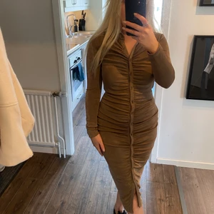 Klänning st S - Använd 1 gång, superfin i bra skick och ej genomskinlig! Väldigt stretchig