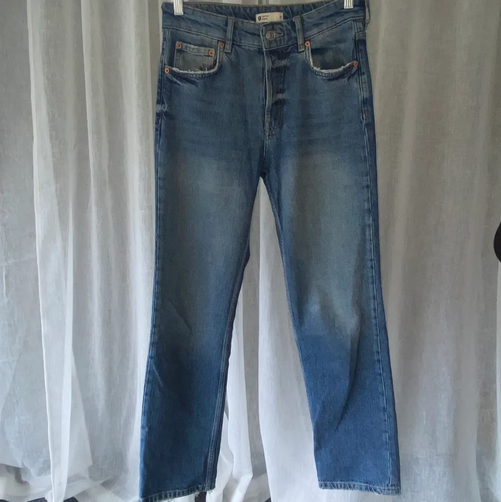 Säljer dessa mörkblåa jeans från Gina Tricot, strlk 36. Säljer för 150kr, köparen står för frakten💞🌸. Jeans & Byxor.