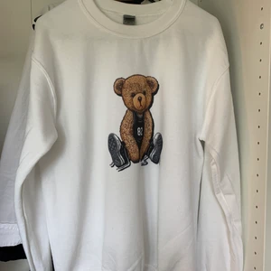 Sweatshirt  - Säljer denna jättefina tröjan från FashionBear. Säljer pga att jag inte använt den. Nypris 599kr, frakt ingår ej ❤️