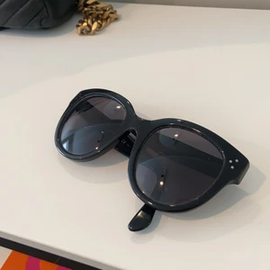 CELINE solglasögon  - Celine solgasögon modell audrey  Säljes pga att de inte kommer till användning  Har ”böjt till dom” för att passa mig bättre men går enkelt att böja om hos vilken optiker som helst om man vill det.  