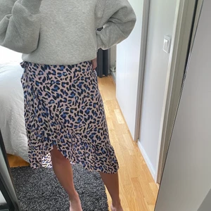 Omlottkjol i leoparmönster  - Jättefin omlottkjol från Levetē room i leopardmönster, är 167 cm lång, står ingen storlek i men den passar xs/s beroende på hur tight man knyter🫶🏼