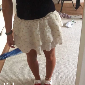 Zara kjol i storlek M - Säljer min söta och slutsålda kjol från Zara! Är i bra skick och säljer nu eftersom den är lite för kort för mig som är längre än 1,70! Är i storlek M men midjan är stretchig så passar fler . Första bilden är lånad💙 Köp direkt för 300kr + frakt 