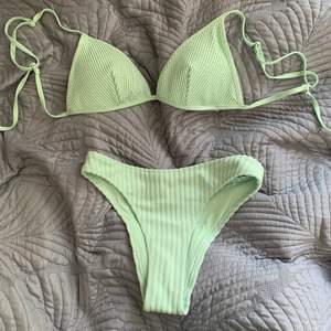 Ett helt nytt mintgrönt bikini set och ett par oanvända bikini trosor med scrunch💞 Mintgröna bikini toppen: st 38.  Mintgröna underdelen: st 34. Röd underdel: st S. Man kan köpa varje del för sig för 80kr styck eller alla tre för 200kr