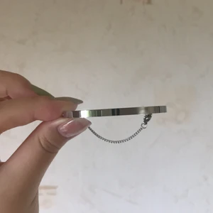 Armband / Bangle I rostfritt stål - Denna kom i ett set och var alldeles för liten för min vrist så säljer den. Den är i rostfritt stål och har haft på mig det andra armbanden i över 2 månader nu så de håller. Skulle rekommendera denna till någon som brukar köpa S i sånna bangles. Kedjan nertill ger lite mer utrymme men eftersom resten är så hårt är det inte så givande med storleken