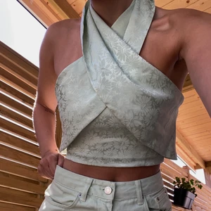 Somrig topp - Satintopp från bikbok, köpt förra sommaren. Skulle säga att den är något mer pastellgrön i verkligheten än på bild, använd två gånger. Storlek S. 