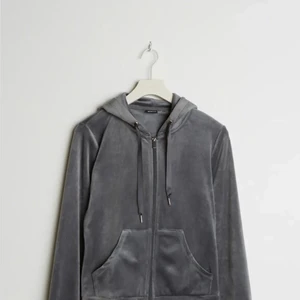 Tröja - En super fin grå Gina tröja . Den är i super bra skick.original pris: 200 men säljer för 120+ liten summa som frakt. Jag står inte för post fel ❤️ det går även att pruta priset 💘