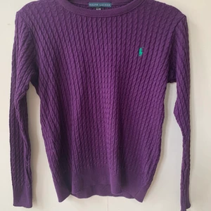 Ralph Lauren Lila Bomull Tröja - Lila Ralph Lauren tröja. 100% bomull. Använd max 3ggr, tröja är i mycket bra skick.  Storlek: 164/170 passar XS eller S