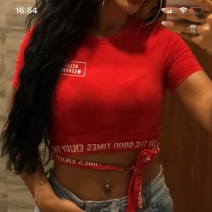 röd topp - röd topp med knyte köpt u schweiz