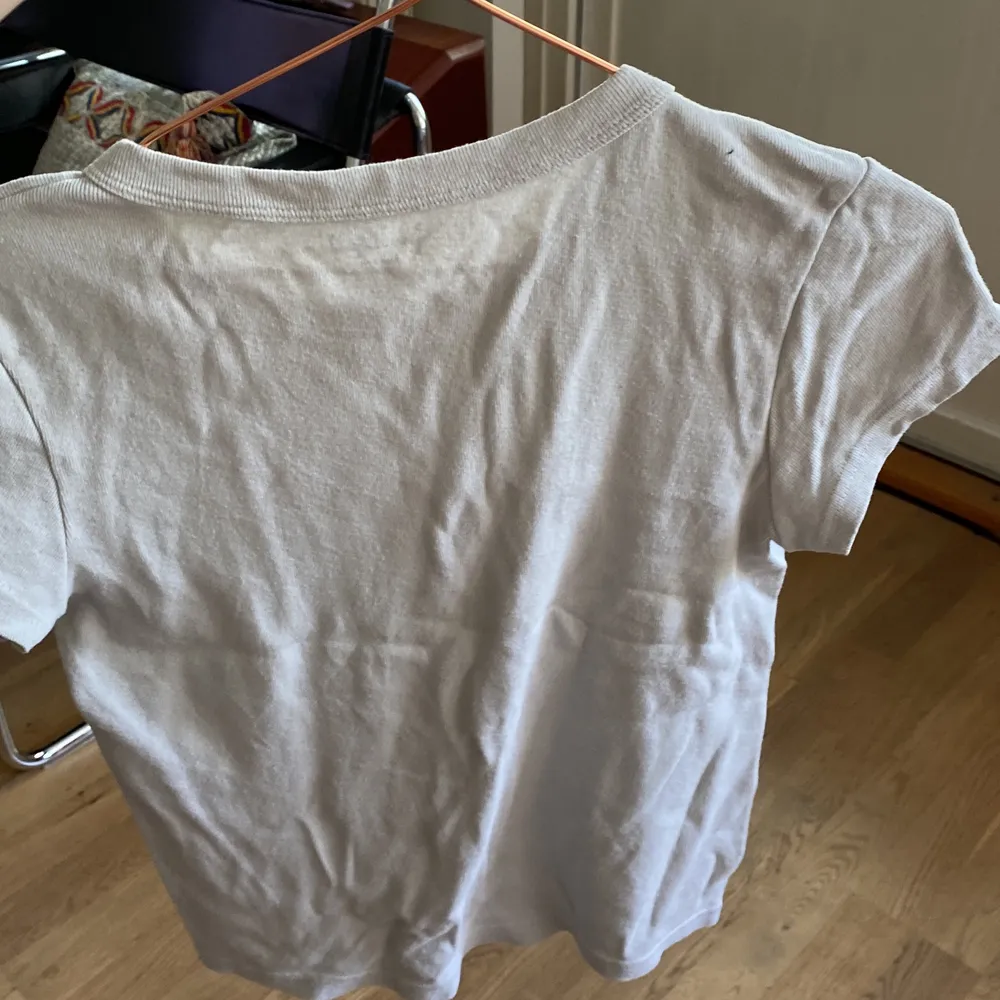 Denna t-shirten är ifrån brandy Melville. Bra skick kan se lite urtvättad ut. Säljer pga inte min stil😇. Toppar.