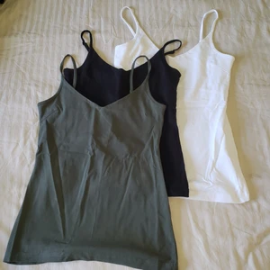 3 pack basic linne - 3 linnen i fint skick. Det svarta är av en kortare modell. Det gröna och vita i länge modell. 