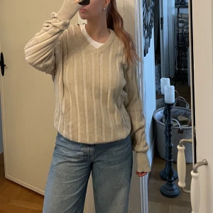 Beige stickad  - Vintage beige kabelstickad tröja. Storleken motsvarar M. 