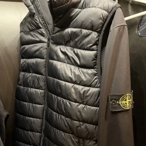 Väst Studio Total - Snygg & clean väst från studio Total Nyskick  Strl: M