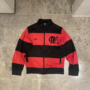 Nike zip - En nike zike tröja som är i nyskick, storlek M. Alldeles för clean tröja men de paraknas så jalla köp! 3 FÖR 2 ALLT PÅ SIDAN!!! Betalar ej frakt och möts i uppsala/stockholm.💖