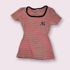 Rosa randig tröja - Rosa randig tröja i storlek small.