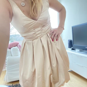 Klänning - Guldiga fin klänning som köptes för länge sen! Väldigt söt och fin på sommaren eller till en middag❣️ Står att den är i xs men skulle säga att den är M-L
