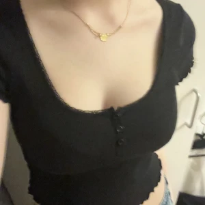 Söt t shirt - Säljer denna fina t shirt med tunn spets detalj och små knappar! Använd 1-2 ggr💕