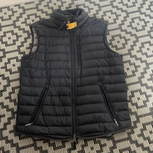 Parajumper - Tjena! Säljer nu denna parajumper väst. Västen är köpt förra våren och har bara använt fåtal gånger. Nypris på denna ligger runt 3000kr. Västen har ett litet hål.  Hör av er vid frågor eller funderingar. 