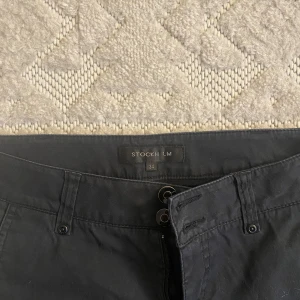 Lågmidjade byxor  - Säljer dessa raka svarta lågmidjade byxor ifrån Stockholm LM