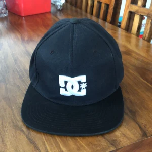 DC Keps - Säljer min justerbara knappt använda DC keps.