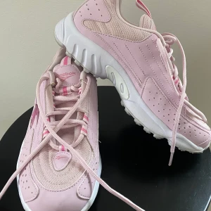 Rosa Reebok  - Säljer mina fina Reebok skor som enbart är använda 2 ggr!! I storlek 37 och säljs för 250 plus frakt 😘