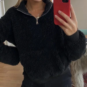 Teddy-tröja - Svart Teddy-tröja från Size and needles strl XS