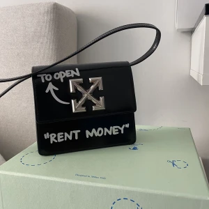 Off white väska - Jättefint skick, aldrig använd.  Köpt i Danmark.