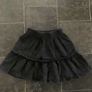 Fin somrig svart volang kjol från shein, väl använd. Från shein i storlek xs
