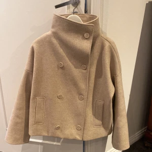 Kort Kappa  - Säljer denna jacka från NA-KD! Är i bra skick trots väl använd. Köptes för 900kr, säljer för 600kr🤍