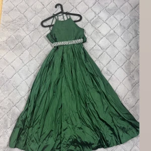 Grön klänning  - Grön klänning, jättefin endast använd en gång. Storlek S