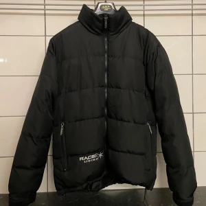 Racer puffer jacka svart - Mycket snygg jacka ifrån ett märke ifrån Estland som heter Racer worldwide. Den är mycket bekväm, stilren och baksidan är reflektiv! Den här jackan finns inte att köpa längre, hade behållt den om jag inte redan hade en puffer. Nypris 1200kr, knappt använd