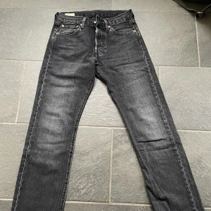 Levis 501 Svart Jeans - Hej! Säljer ett par skit snygga Levis jeans. Hör av dig vid frågor!