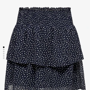 Kjol - Säljer denna fina kjol då den inte kommer till användning. Använd fåtal gånger så den är fortfarande i nyskick! Storlek s med resor i midjan Skriv för köp!💙