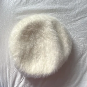 Kangol Basker  - Vit Kangol basker i äkta päls. Omkrets på 52 centimeter. 