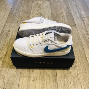 Jordan 1  - Säljer ett par Jordan 1 low ajko union i storlek 42,5👟 Dom är köpta på sns i Stockholm och är helt ds✅ kvitto finns 🧾 Om man har några frågor eller vill ha mer bilder är det bara att höra av sig ✨ 