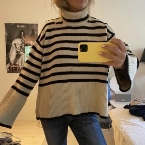 Toteme stickad - Hej! Säljer den snyggaste Toteme tröjan, köpt för 4000 men säljer för 2000 pga en fläck (som säkert går att få bort med något knep men har ej vågat försöka) ❤️ 