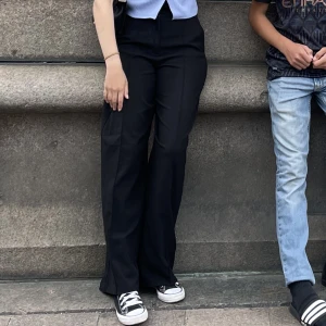 kostymbyxor - säljer de här kostymbyxorna som är lite för långa på mig som är 170 då de inte kommer till användning💞 de är uppsydda ungefär 5 cm, som absolut går att sprätta upp om man vill