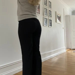 Linnebyxor från pull&bear - Jätte fina linnebyxor från pull&bear i storlek 38. Säljer då de är lite små😢❤️de är jättefina och i nyskick❤️ny pris 400kr. Köparen står för frakten❤️