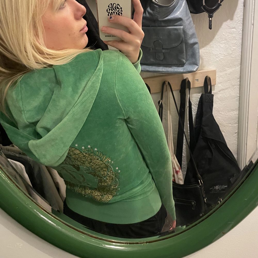 Grön juicy couture zip up med guld tryck där bak och guld dragkedja💚. Huvtröjor & Träningströjor.