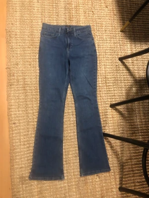 Bootcut jeans!😍 - Säljer dessa assnygga lee jeans då de är för stora för mig. Nyskick, endast provade.  Nypris: 800kr Mitt pris:600kr Tror de skulle passa någon med storlek S eller M❤️  