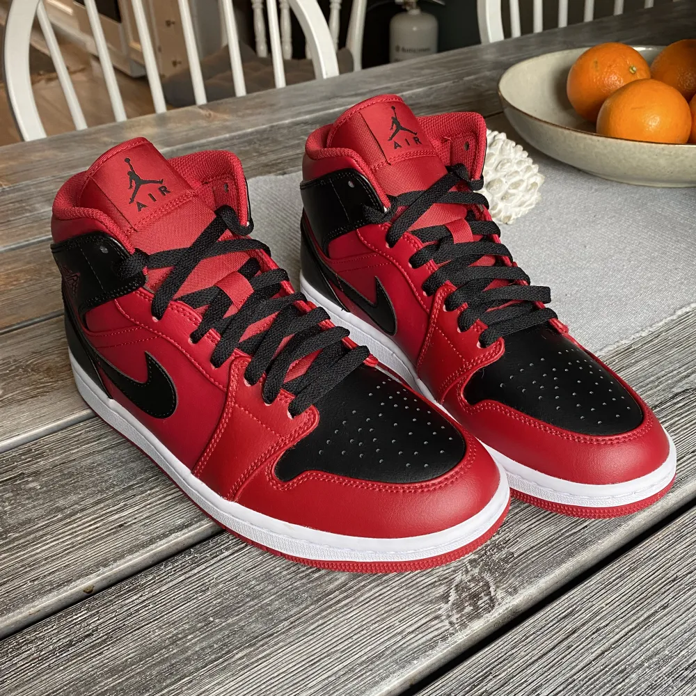 helt nya oanvända röda air jordan 1 mids  nypris 1350:- vid intresse kan fler bilder skickas . Skor.