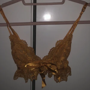 Spets bralette - Aldrig använd! Tyvärr har jag inte så mycket info utöver att den sitter superfint på och skönt material!