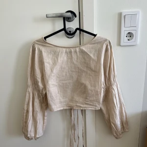 Topp m. öppen rygg - Aldrig använd, superfin 