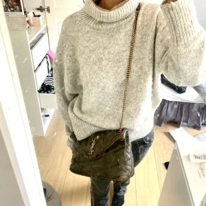 Polo tröja - Jätte fin polo tröja ifrån Zara i bra skick! Nypris 400kr säljer för 300❤️