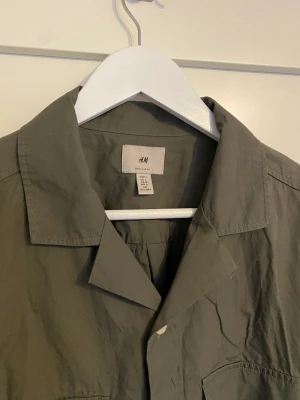 Kortärmad skjorta - Kortärmad skjorta från HM i toppskick. Regulat fit 