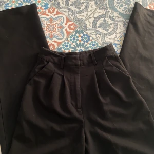 Kostym byxor - Kända kostymbyxor från bikbok🧡 Sparsamt använda och långa i benen! (163)