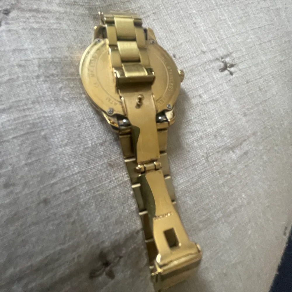 Michael Kors klocka guld-ton  Armband 20 cm kan kortas ned gm att ta bort länkar urtavla 3,8 cm i diameter . Accessoarer.